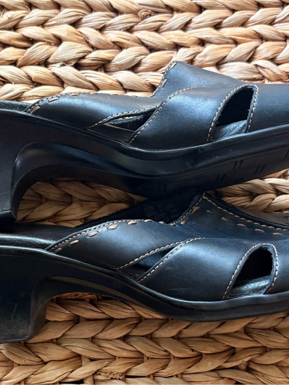 Clarks Artisan Collection Women's Black Leather Sandals 9M EUC Contrast Stitch - Picture 8 of 10